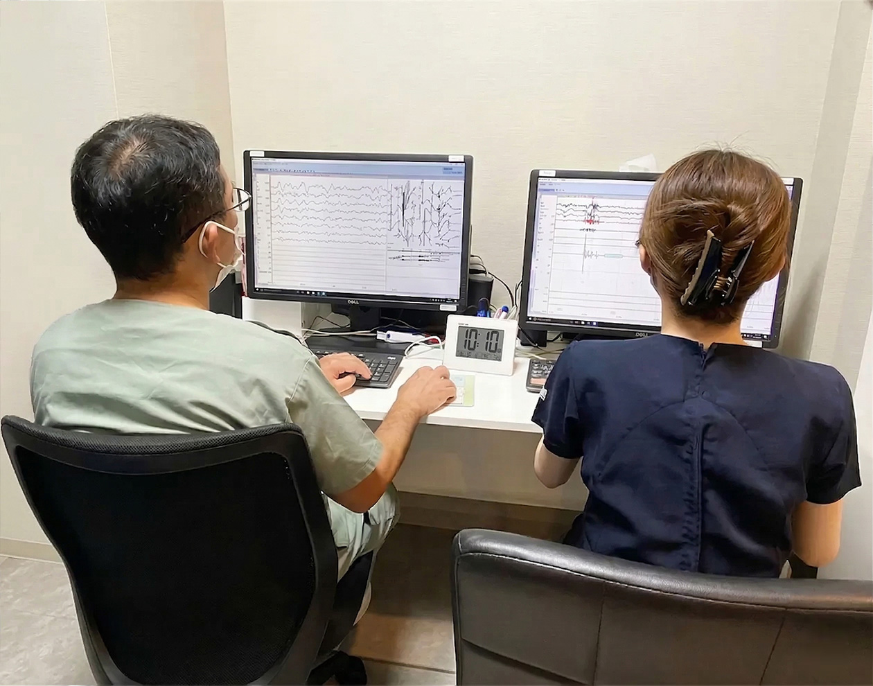 睡眠検査の結果を解析している様子